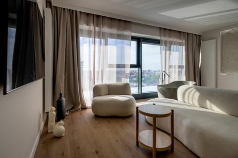 Bed, Seating area, Bath