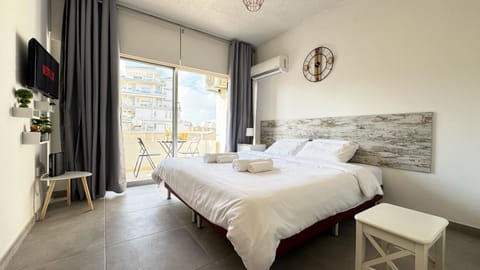 Bed, TV and multimedia, Photo of the whole room, Bedroom, towels