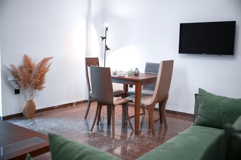 Communal lounge/ TV room, TV and multimedia, Dining area