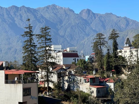 Property building, Day, Neighbourhood, Natural landscape, Mountain view