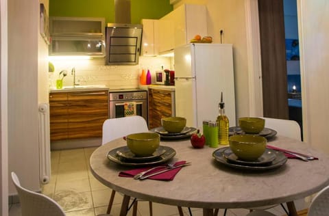 Kitchen or kitchenette, Dining area, oven, stove
