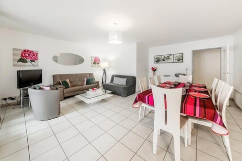 Communal lounge/ TV room, TV and multimedia, Living room, Seating area, Dining area