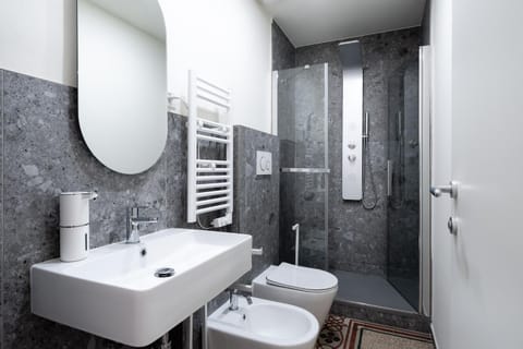 Shower, Toilet, Bathroom, bidet, towels