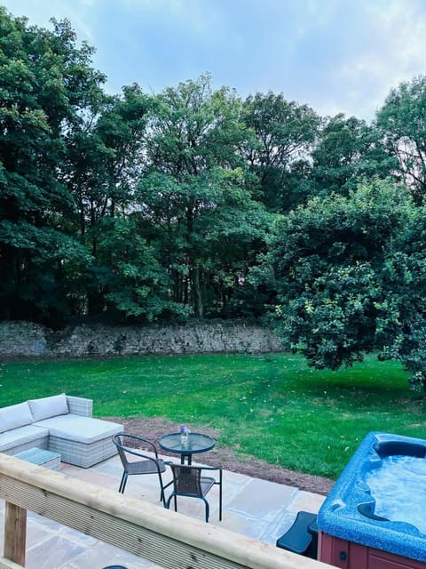 Day, Natural landscape, Garden, Seating area, Garden view