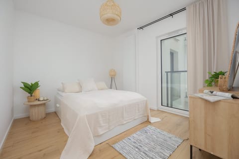 Bed, Photo of the whole room, towels