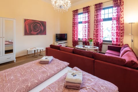 Bed, TV and multimedia, Living room, Photo of the whole room, Seating area, Bedroom