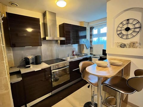 Kitchen or kitchenette, Seating area, stove