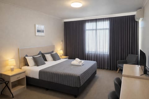 Bed, TV and multimedia, Photo of the whole room, Seating area, towels, air conditioner
