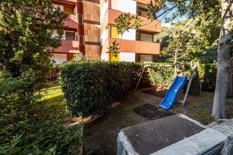 Property building, Day, Natural landscape, Garden, Garden view