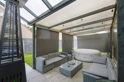 Hot Tub, Seating area