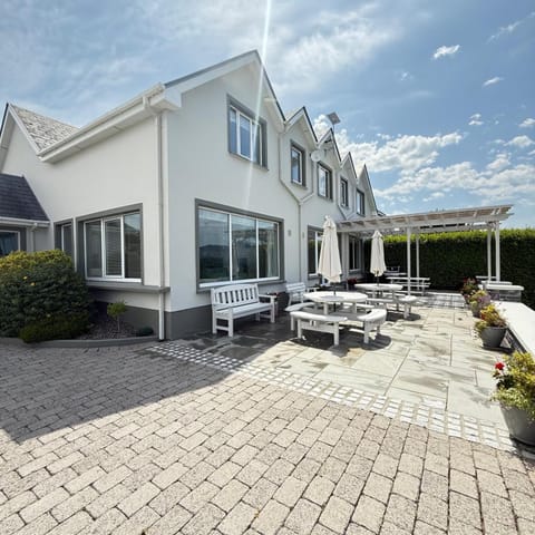 Property building, Patio, Balcony/Terrace