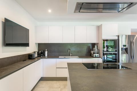 Kitchen or kitchenette, oven, stove