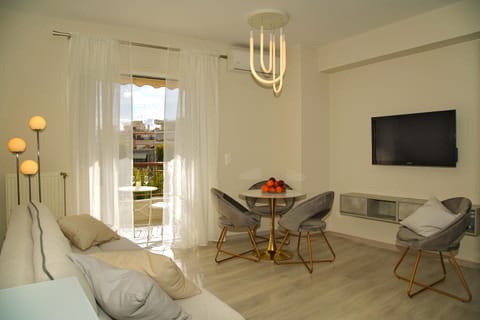 Communal lounge/ TV room, TV and multimedia, Living room, Seating area, Dining area