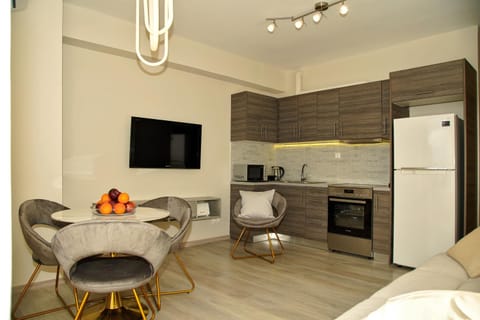 TV and multimedia, Coffee/tea facilities, Kitchen or kitchenette, Living room, Seating area, Dining area, oven, stove, toaster