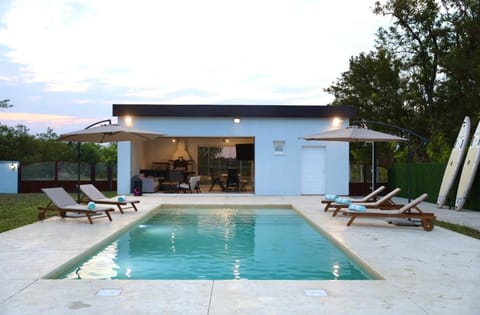Property building, Day, Swimming pool, Swimming pool, sunbed