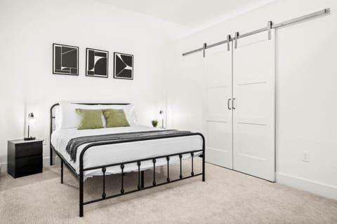 Luxurious New Unit 1Bd1Ba Pool, Golf Sim Apartment in Austin