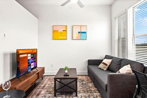 Luxurious New Unit 1Bd1Ba Pool, Golf Sim Apartment in Austin