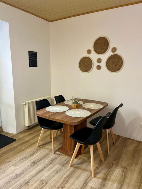 Seating area, Dining area