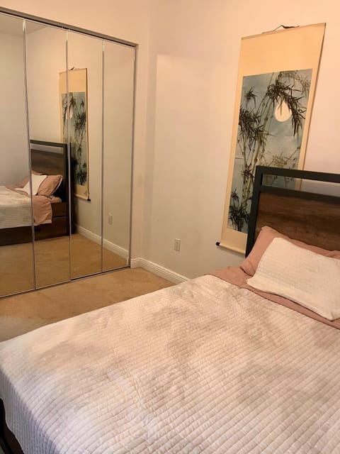 Photo of the whole room, Bedroom, wardrobe