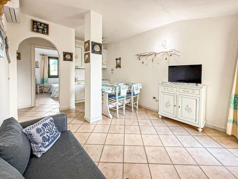 Communal lounge/ TV room, Kitchen or kitchenette, Living room, Seating area, Dining area