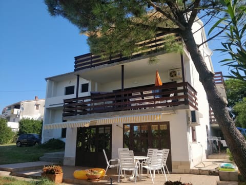 Property building, Patio, Facade/entrance