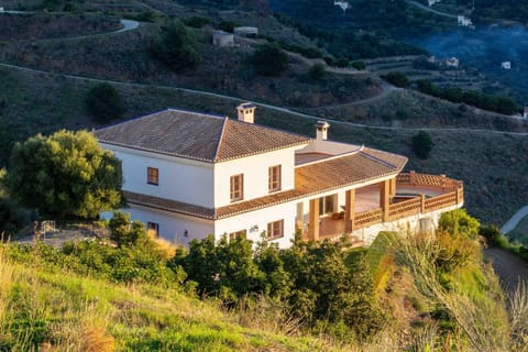 Property building, Day, Natural landscape, Garden, Solarium, Balcony/Terrace, Mountain view, Swimming pool