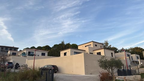 Magnifique maison de village avec piscine chauffée et jacuzzi Villa in Provence-Alpes-Côte d'Azur