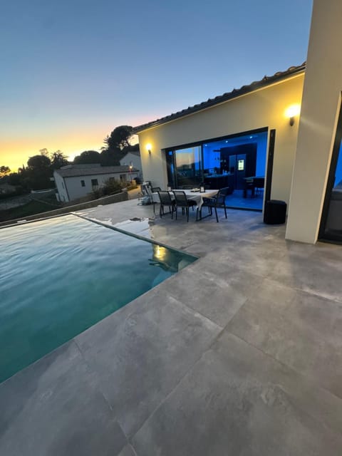 Magnifique maison de village avec piscine chauffée et jacuzzi Villa in Provence-Alpes-Côte d'Azur