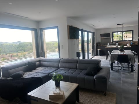 Magnifique maison de village avec piscine chauffée et jacuzzi Villa in Provence-Alpes-Côte d'Azur