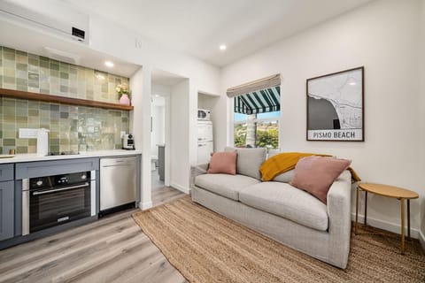 Kitchen or kitchenette, Living room, Seating area, dishwasher, oven, stove