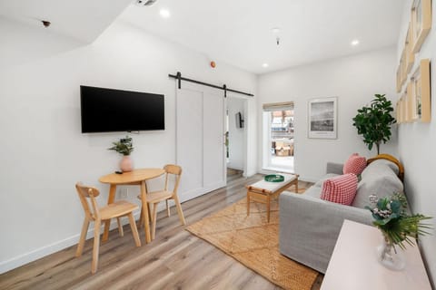 TV and multimedia, Living room, Photo of the whole room, Seating area, Dining area