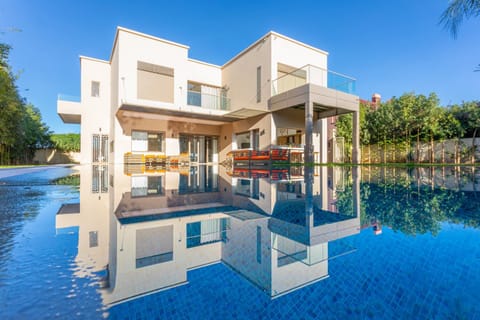 Property building, Day, Pool view, Swimming pool