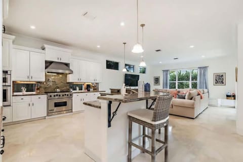 Gregory Place - Dine Alfresco by the Pool in South End Sophistication House in Palm Beach