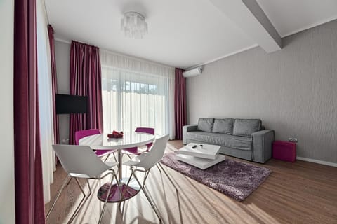 TV and multimedia, Living room, Seating area, Dining area, air conditioner