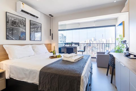 Bed, View (from property/room), Balcony/Terrace, Photo of the whole room, Seating area, Bedroom, air conditioner
