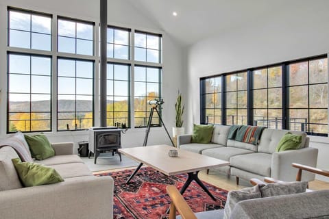 Magnificent Chalet Sweeping Views and Hot Tub House in Cattaraugus