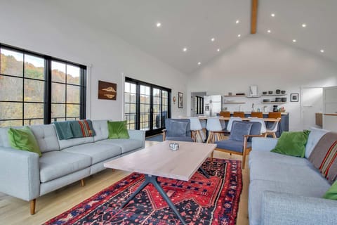 Magnificent Chalet Sweeping Views and Hot Tub House in Cattaraugus