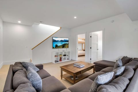 Magnificent Chalet Sweeping Views and Hot Tub House in Cattaraugus