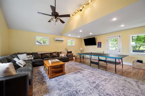 Spacious Home Hot Tub 2 Living Rooms Pets OK House in Cattaraugus