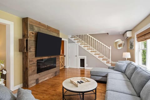 Spacious Home Hot Tub 2 Living Rooms Pets OK House in Cattaraugus