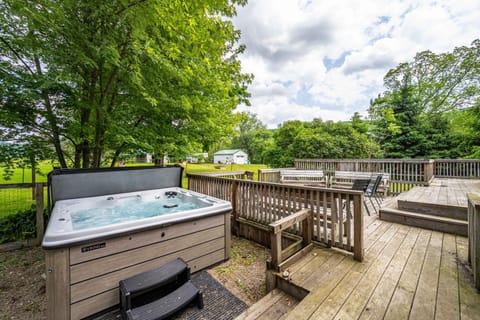 Spacious Home Hot Tub 2 Living Rooms Pets OK House in Cattaraugus