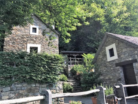 Rustico Gatto & Topolino by Fewotessin House in Locarno