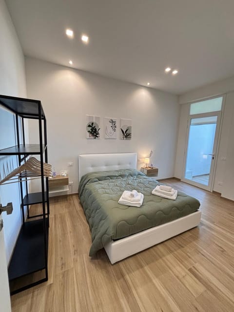 Bed, TV and multimedia, Balcony/Terrace, Bedroom, towels, wardrobe, air conditioner