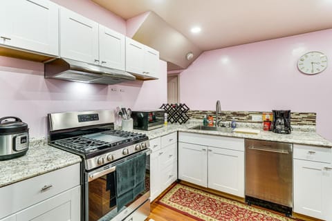 Lake Chabot Getaway about 3 Mi to Water! Apartment in Castro Valley