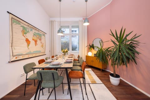 Seating area, Dining area