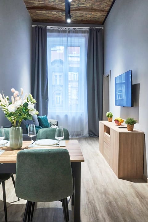 TV and multimedia, Living room, Seating area, Dining area