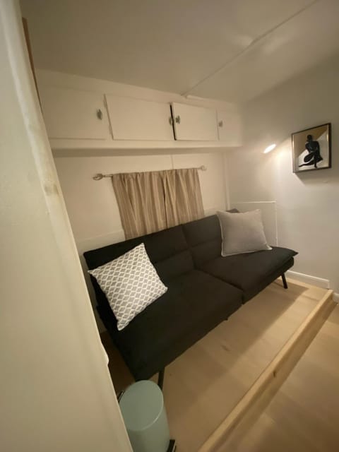 Bed, TV and multimedia, Seating area