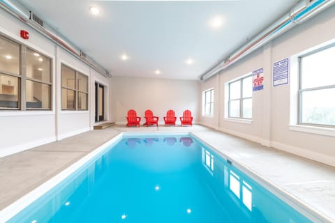 Branson 10 Bedroom Lakeside Lodge! PRIVATE HEATED POOL! House in Ridgedale