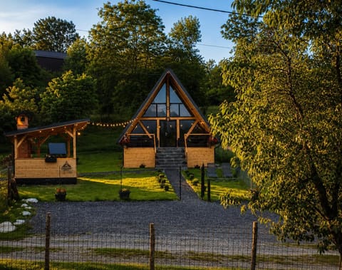 Property building, Spring, Day, Natural landscape, Garden, Garden view