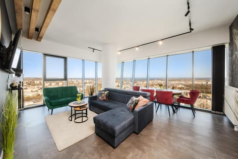 Communal lounge/ TV room, View (from property/room), Living room, Dining area, City view, River view